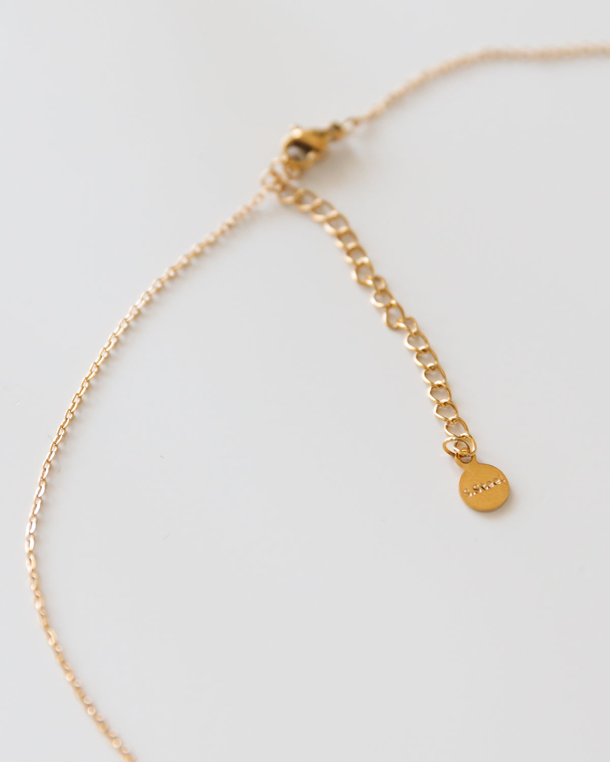 Kette mit kleinen Goldplättchen