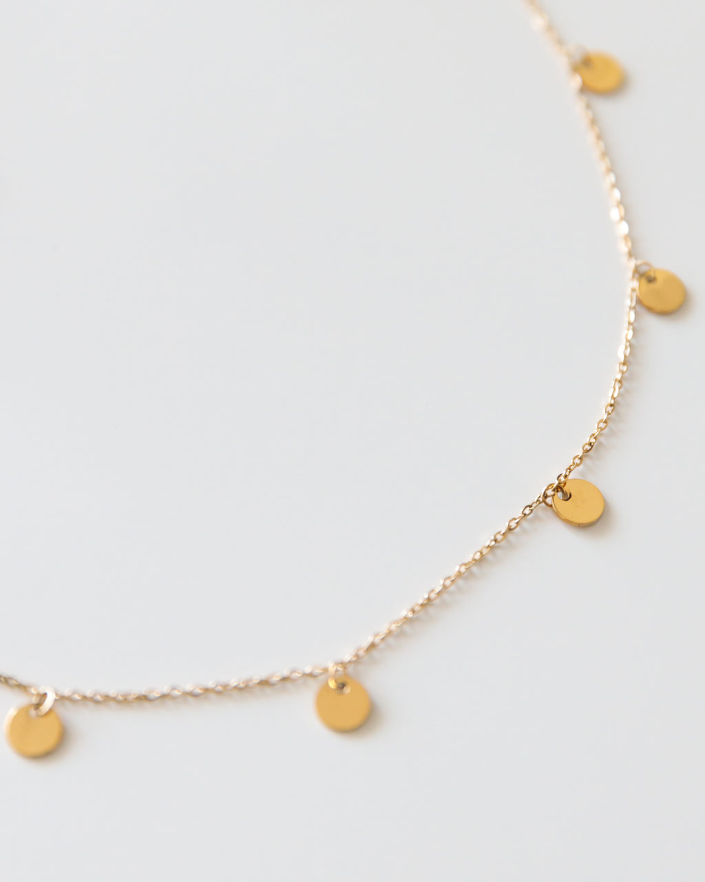 Kette mit kleinen Goldplättchen