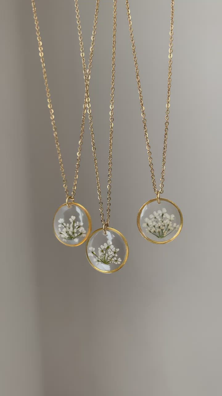 Kette "Malea" mit kleinen echten weißen Blüten, Gold