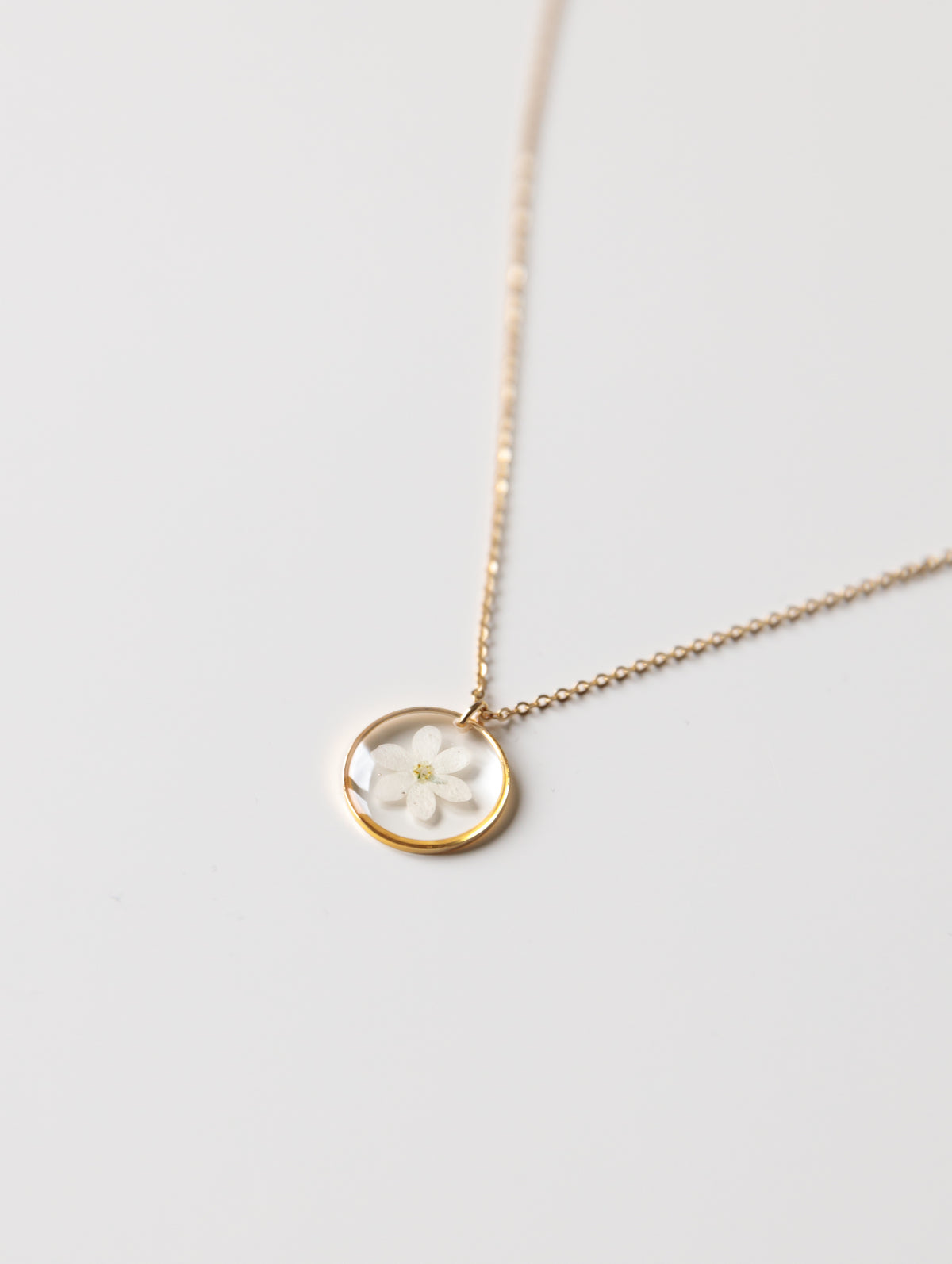 Kette „Ella“ mit weißem Vergissmeinnicht in Gold