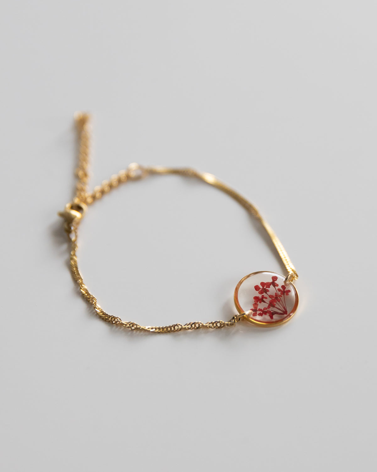 Armband „Malea Rot“ mit echten Blüten, Edelstahl Gold