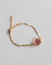 Lade das Bild in den Galerie-Viewer, Armband „Malea Rot“ mit echten Blüten, Edelstahl Gold
