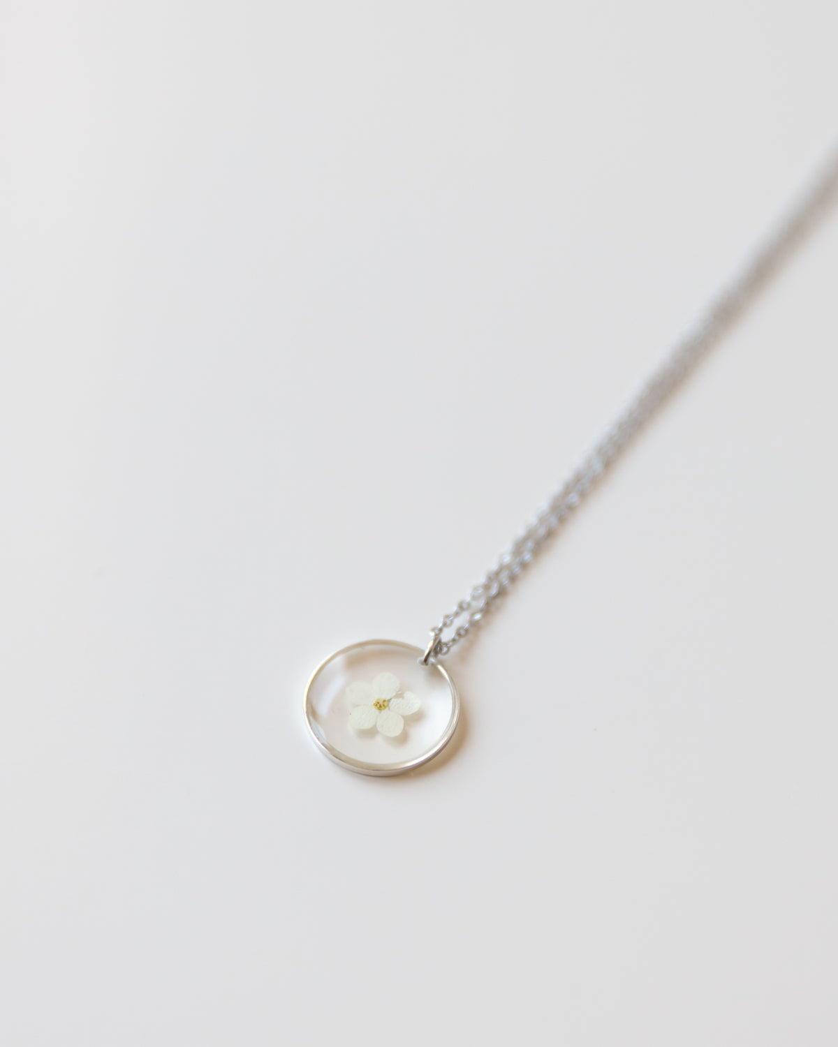 Kette "Ella" mit weißem Vergissmeinnicht, Silber