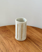 Lade das Bild in den Galerie-Viewer, Vase Keramik weiße Streifen Größe „S“
