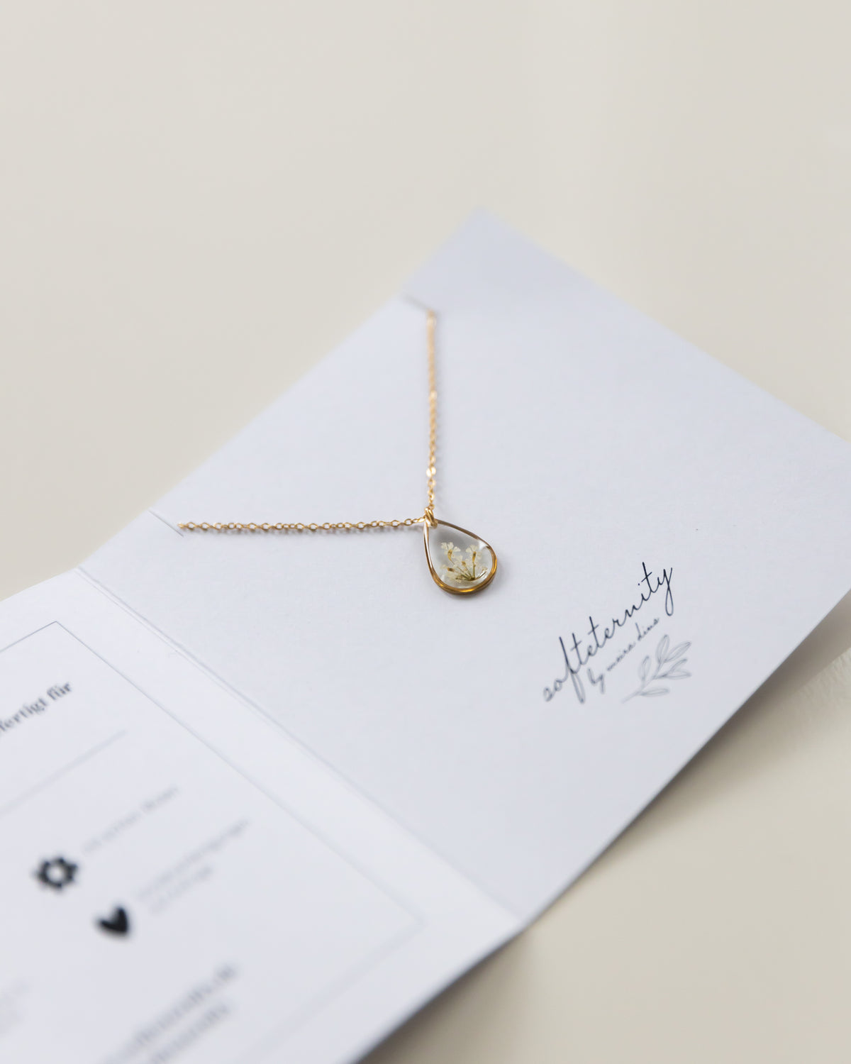 Kette „Malea Tropfen“ mit echten kleinen Blüten, Gold