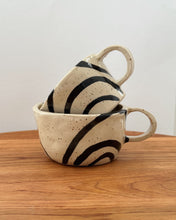 Lade das Bild in den Galerie-Viewer, Keramik Tasse mit schwarzen Linien „S“
