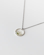 Lade das Bild in den Galerie-Viewer, Kette “Malea” mit kleinen echten weißen Blüten, Silber

