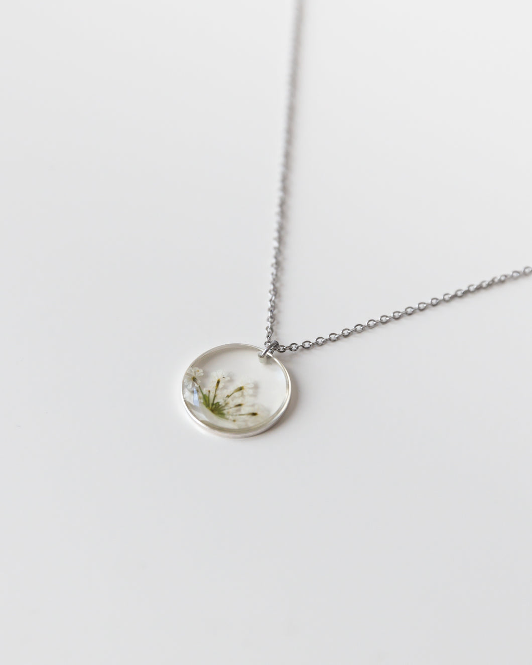 Kette “Malea” mit kleinen echten weißen Blüten, Silber