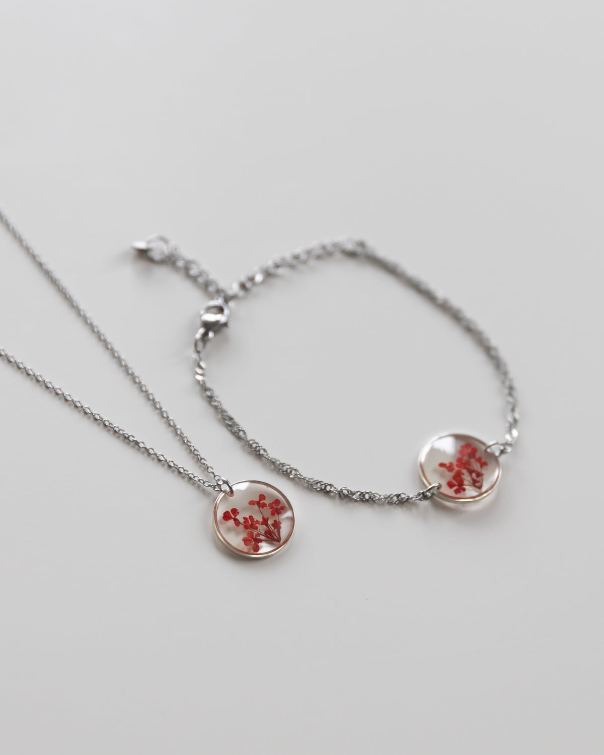 Kette „Malea Rot“ mit echten Blumen, Silber