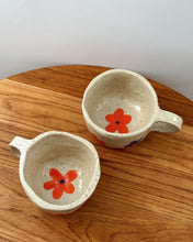 Lade das Bild in den Galerie-Viewer, Keramik Tasse mit Blumen Orange/Blau „S“
