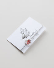 Lade das Bild in den Galerie-Viewer, Armband „Malea Rot“ mit echten Blüten, Edelstahl Silber
