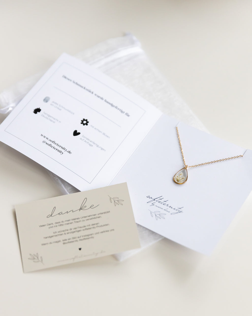 Kette „Malea Tropfen“ mit echten kleinen Blüten, Gold
