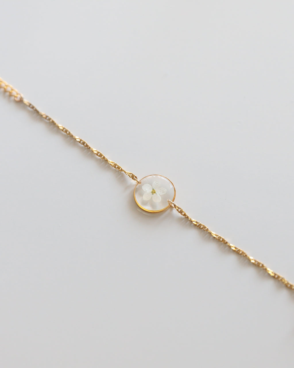 Armband “Ella” mit weißem Vergissmeinnicht, Gold