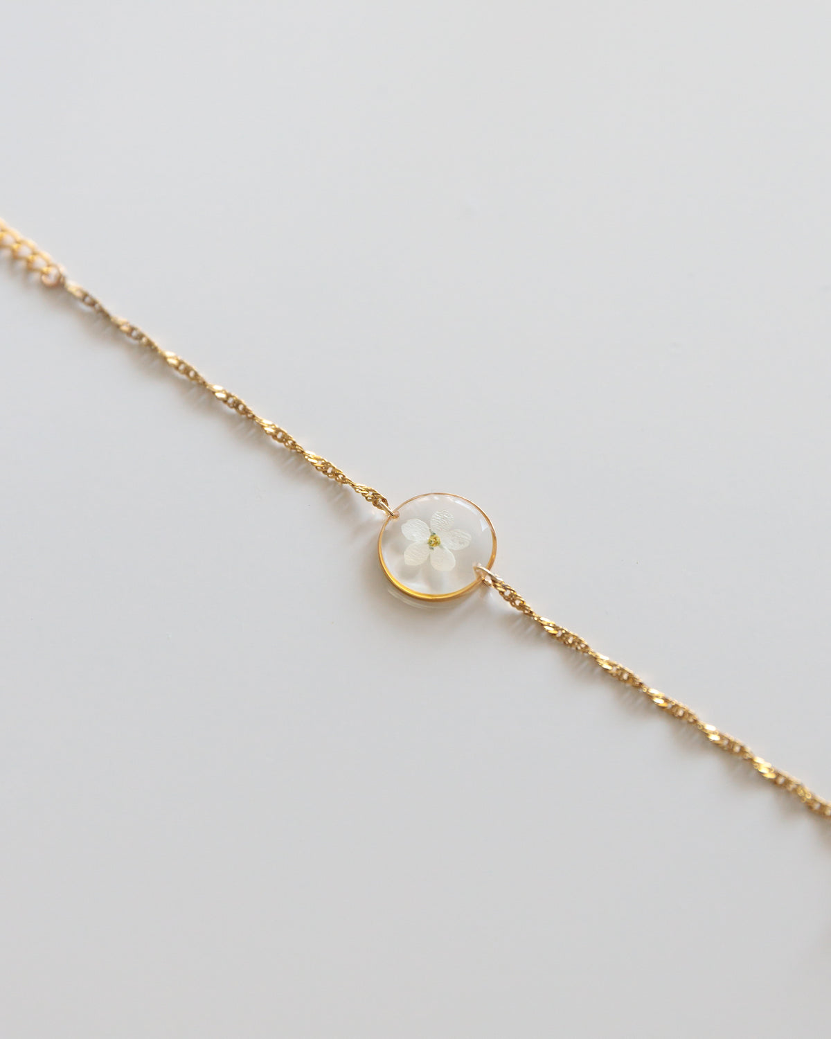 Armband “Ella” mit weißem Vergissmeinnicht, Gold