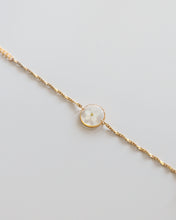 Lade das Bild in den Galerie-Viewer, Armband “Ella” mit weißem Vergissmeinnicht, Gold
