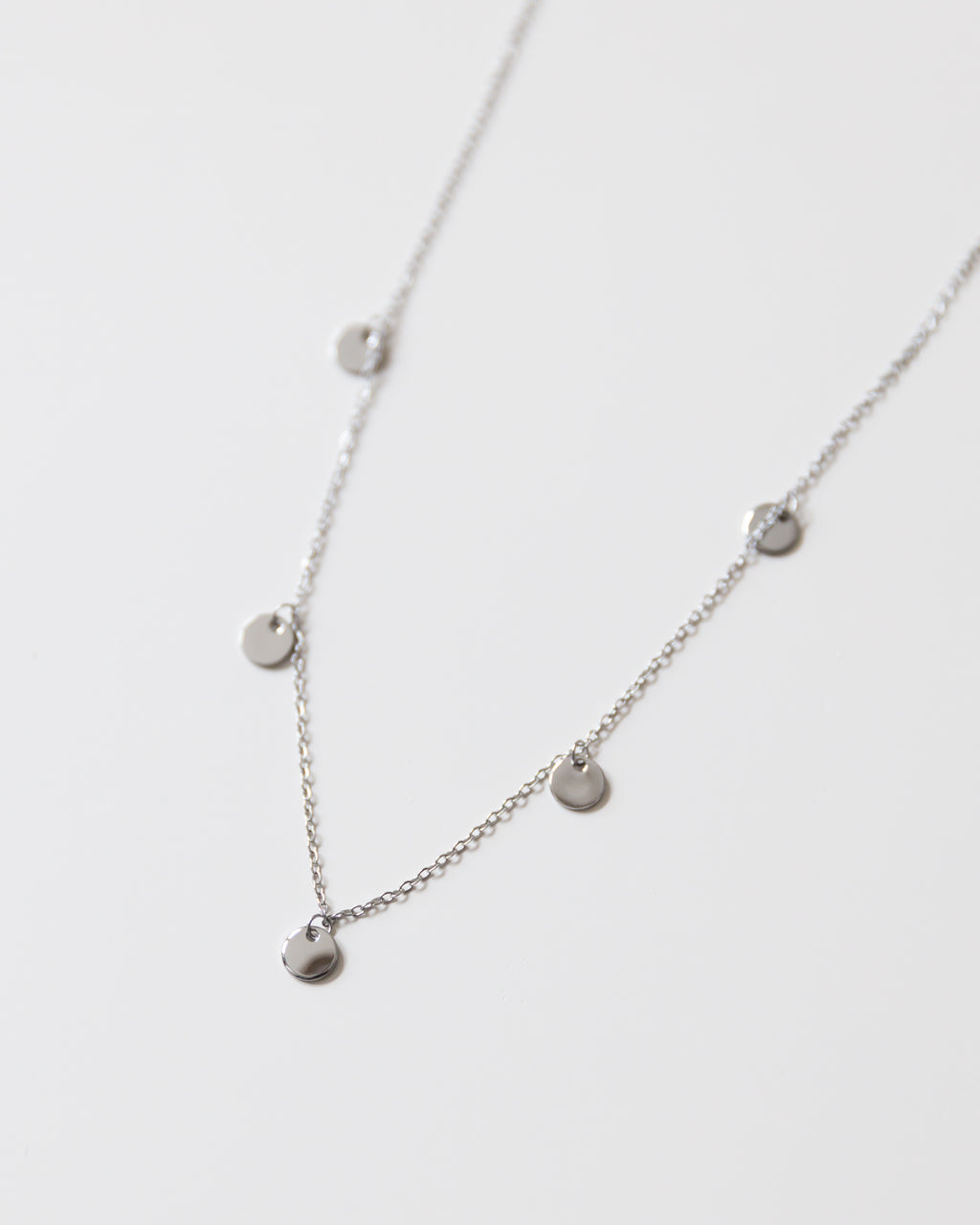 Kette mit Silberplättchen