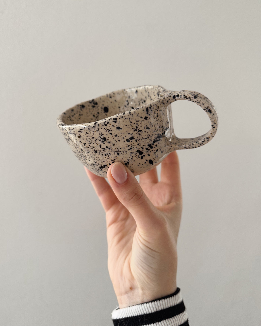 Keramik Tasse schwarz gesprenkelt „S“