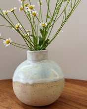Lade das Bild in den Galerie-Viewer, Keramik Vase „Frost“ Größe S
