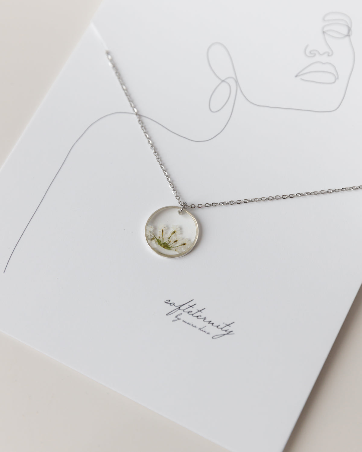 Kette “Malea” mit kleinen echten weißen Blüten, Silber
