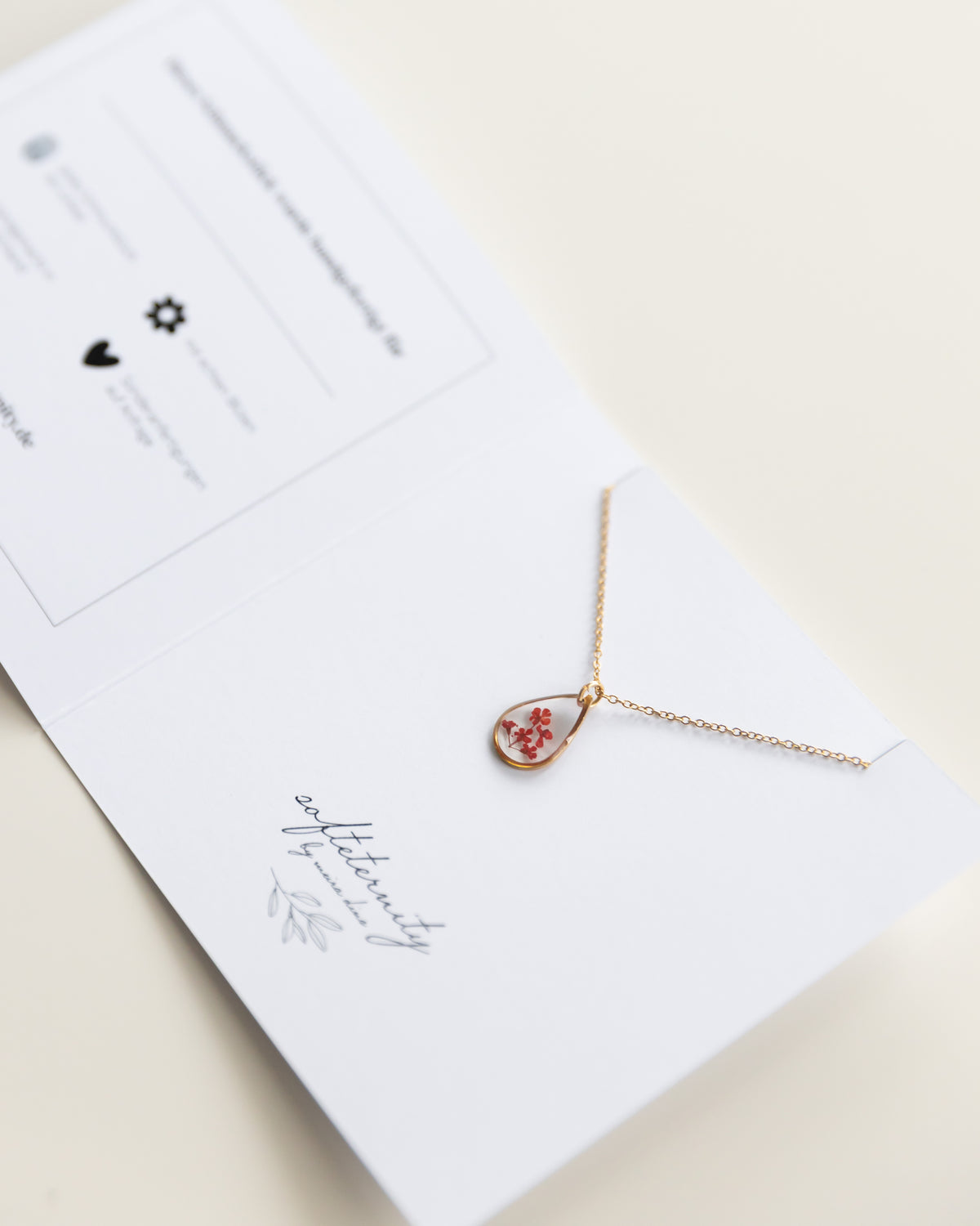 Kette „Malea Rot Tropfen“ mit echten Blumen, Gold