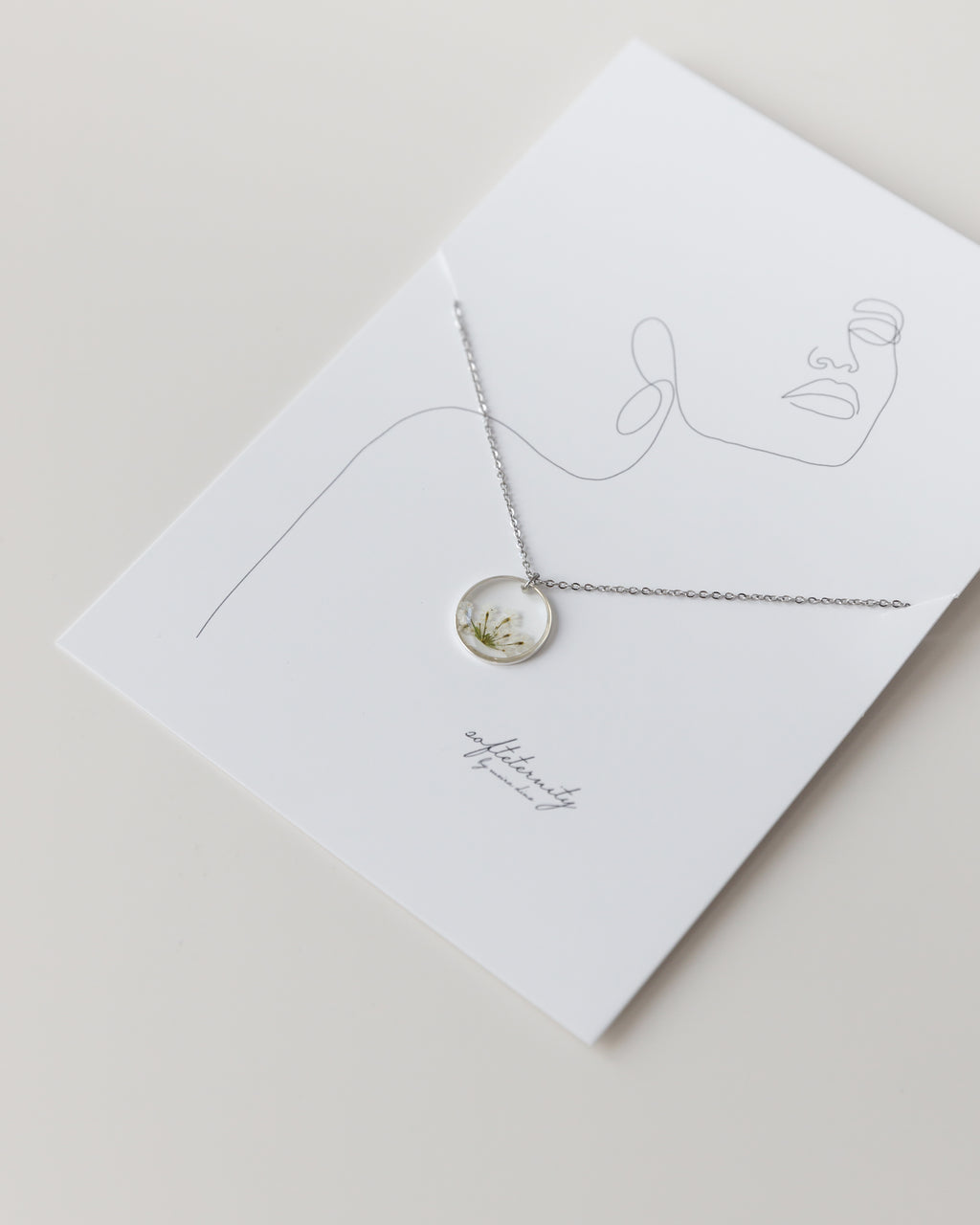 Kette “Malea” mit kleinen echten weißen Blüten, Silber