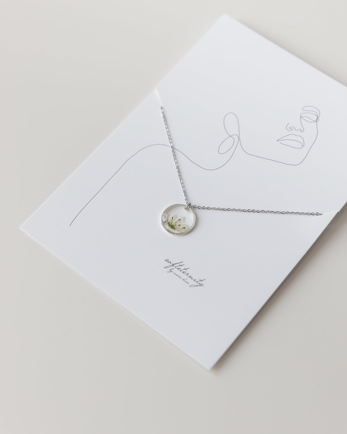 Kette “Malea” mit kleinen echten weißen Blüten, Silber