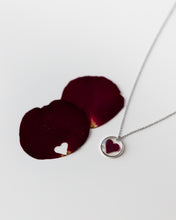Lade das Bild in den Galerie-Viewer, Kette “Rose” mit echtem Rosenblatt Herz, Silber

