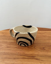 Lade das Bild in den Galerie-Viewer, Keramik Tasse mit schwarzen Linien „S“
