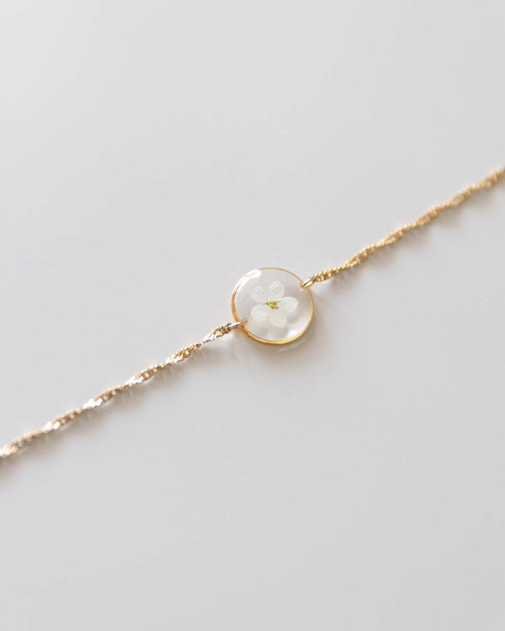 Armband “Ella” mit weißem Vergissmeinnicht, Gold