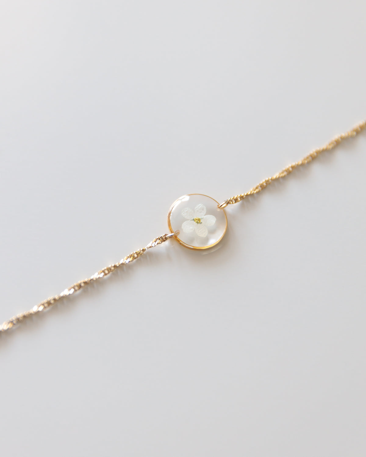 Armband “Ella” mit weißem Vergissmeinnicht, Gold