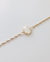 Lade das Bild in den Galerie-Viewer, Armband “Ella” mit weißem Vergissmeinnicht, Gold
