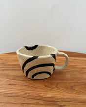 Lade das Bild in den Galerie-Viewer, Keramik Tasse mit schwarzen Linien „S“
