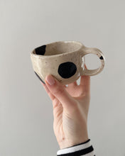 Lade das Bild in den Galerie-Viewer, Keramik Tasse mit Spots „S“
