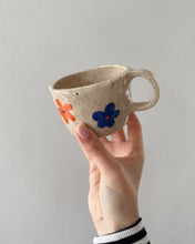 Lade das Bild in den Galerie-Viewer, Keramik Tasse mit Blumen Orange/Blau „S“
