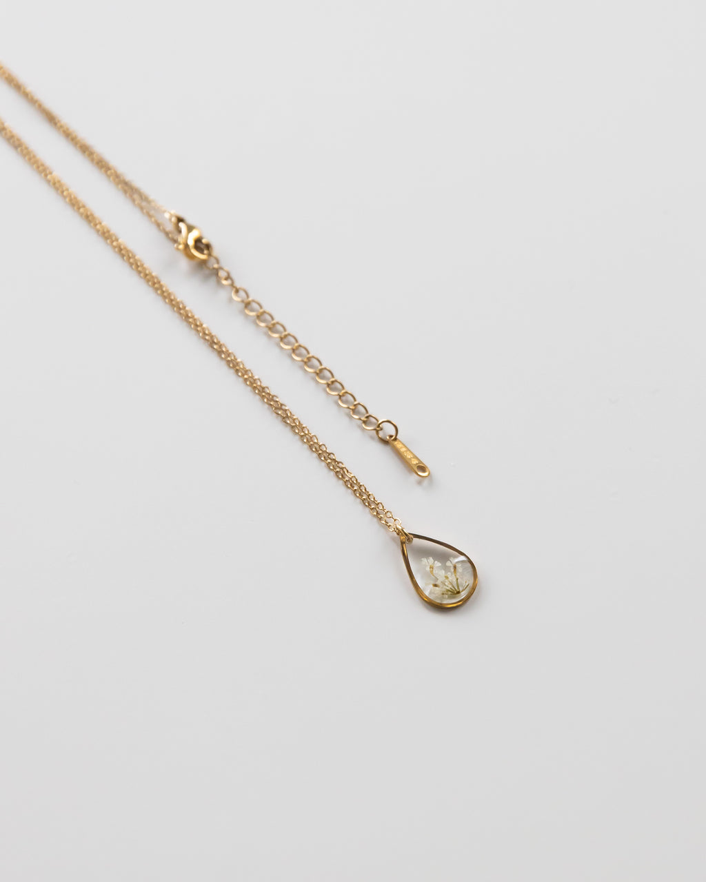 Kette „Malea Tropfen“ mit echten kleinen Blüten, Gold