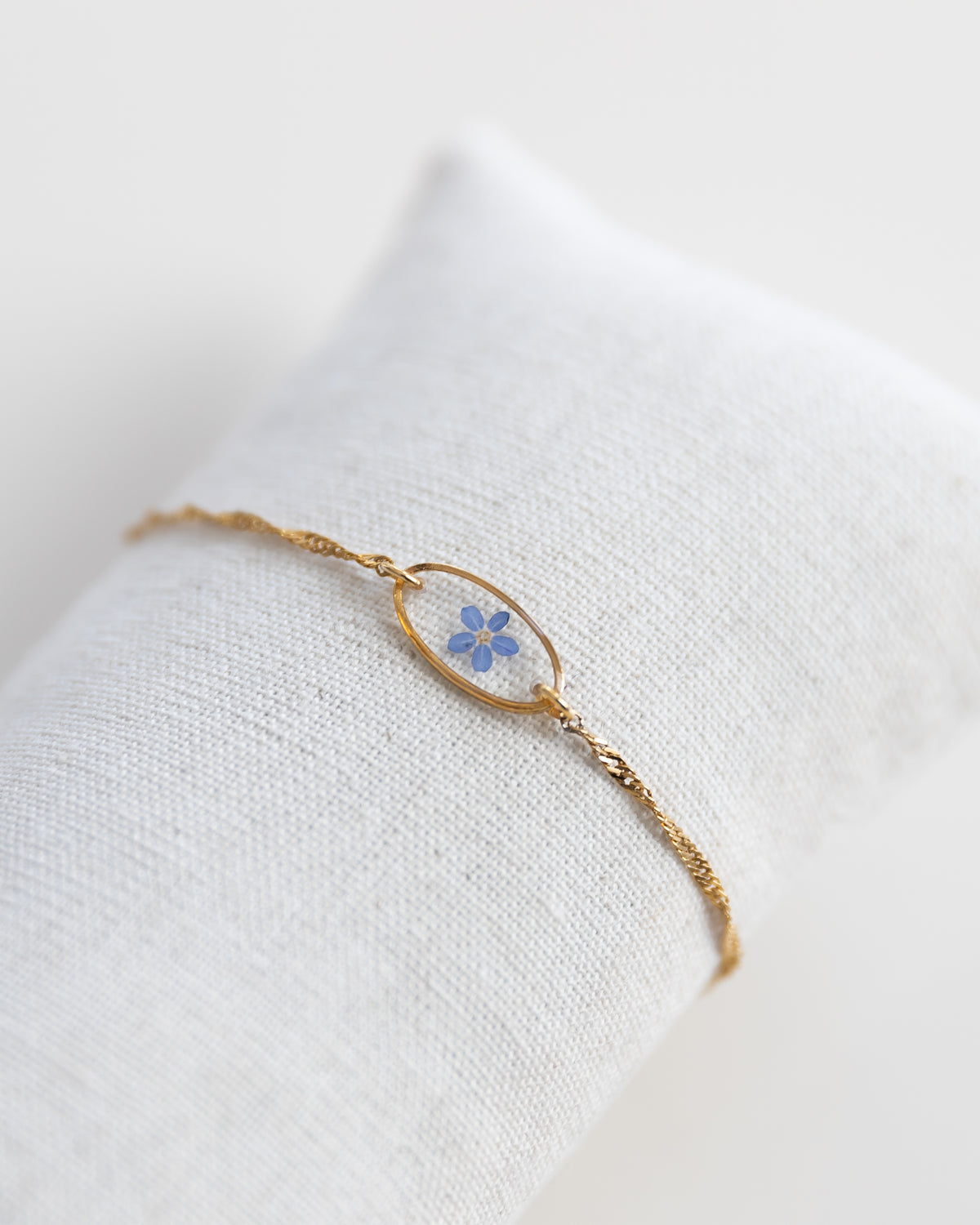Armband “Kitty” mit echtem Vergissmeinnicht, Gold