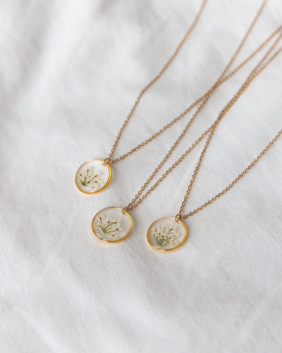 Kette "Malea" mit kleinen echten weißen Blüten, Gold