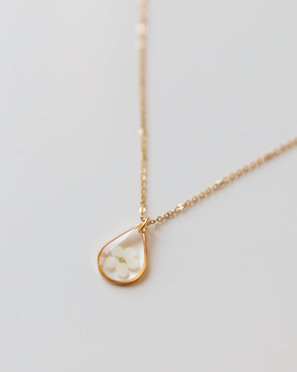 Kette "Tropfen Ella" mit weißem Vergissmeinnicht Gold