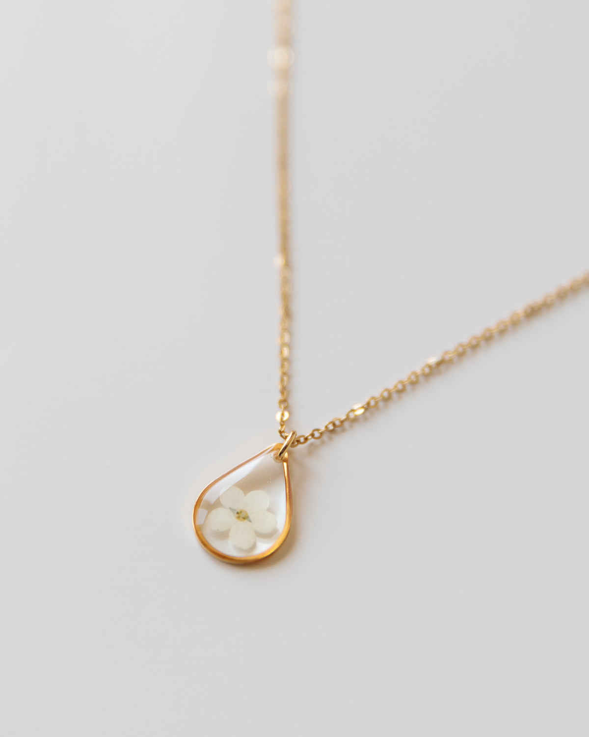 Kette "Tropfen Ella" mit weißem Vergissmeinnicht Gold