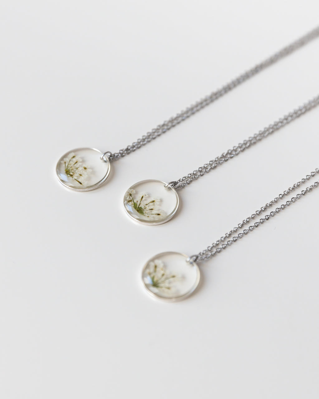 Kette “Malea” mit kleinen echten weißen Blüten, Silber