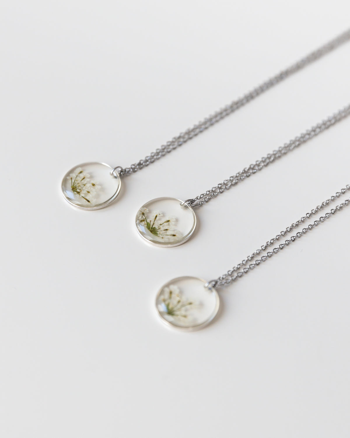 Kette “Malea” mit kleinen echten weißen Blüten, Silber