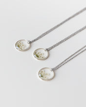 Lade das Bild in den Galerie-Viewer, Kette “Malea” mit kleinen echten weißen Blüten, Silber
