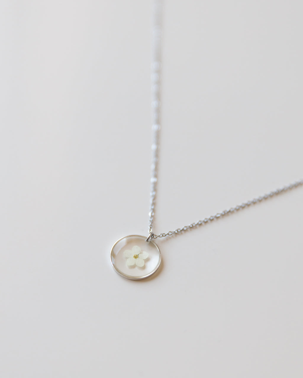 Kette "Ella" mit weißem Vergissmeinnicht, Silber