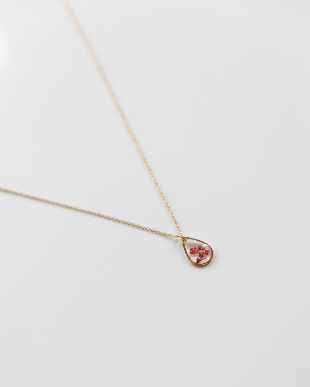 Kette „Malea Rot Tropfen“ mit echten Blumen, Gold