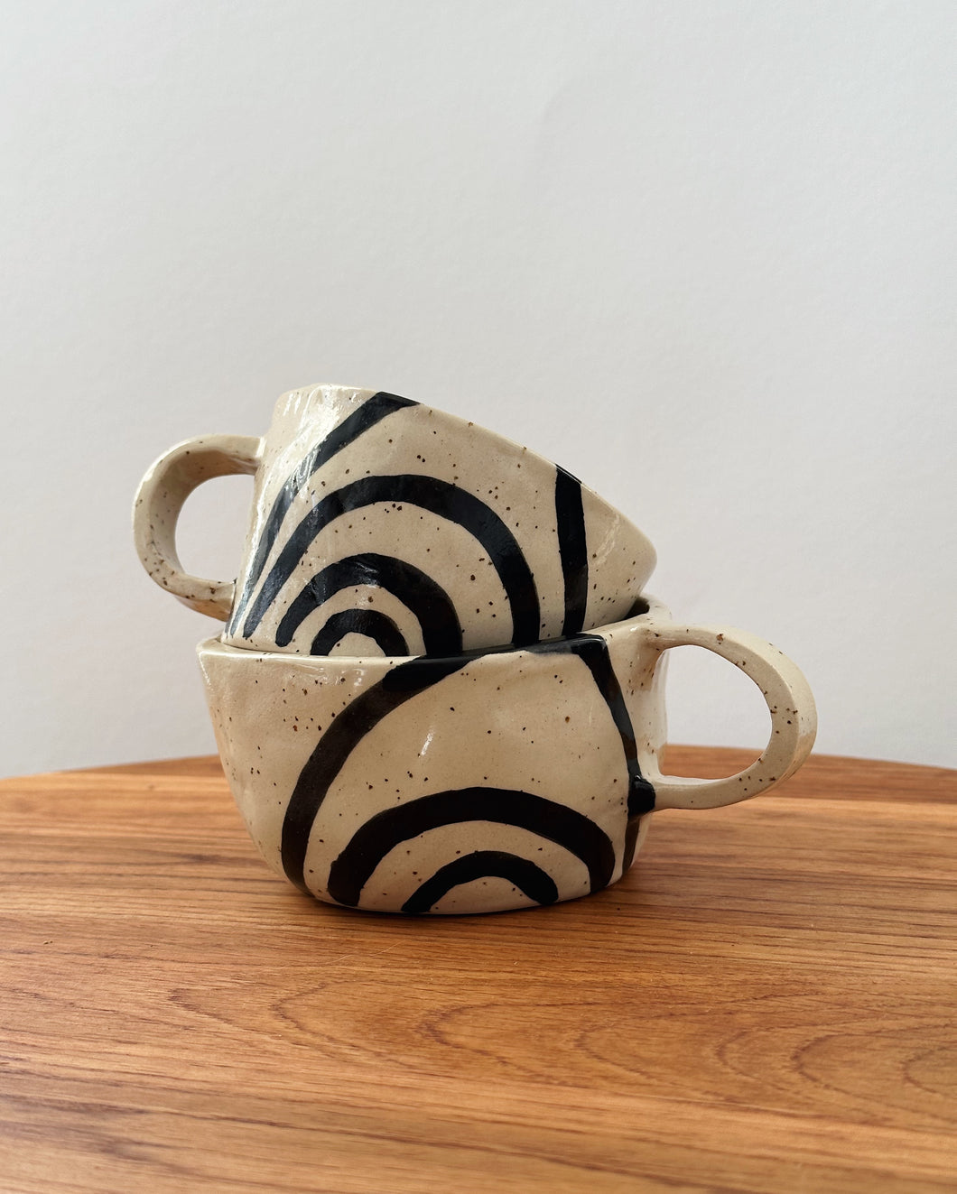 Keramik Tasse mit schwarzen Linien „S“