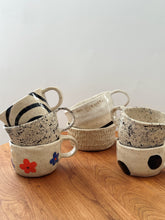 Lade das Bild in den Galerie-Viewer, Keramik Tasse mit Spots „S“
