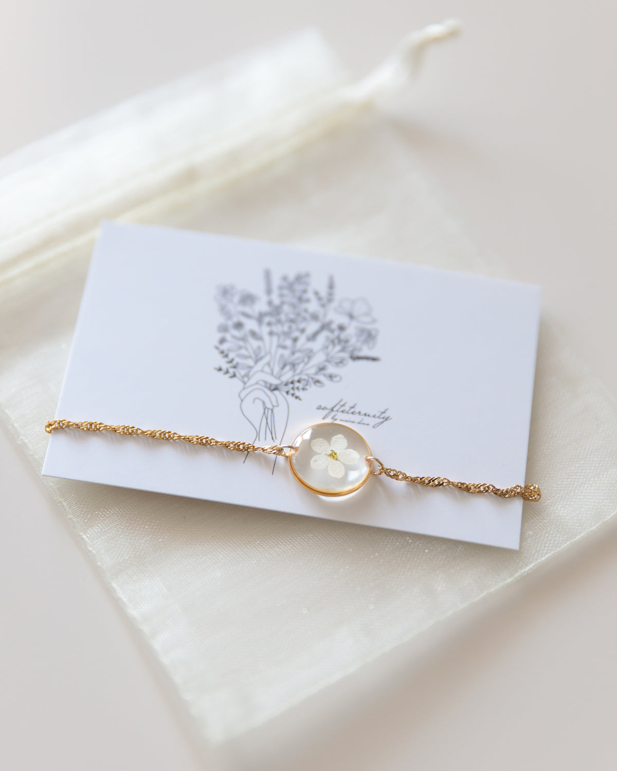 Armband “Ella” mit weißem Vergissmeinnicht, Gold